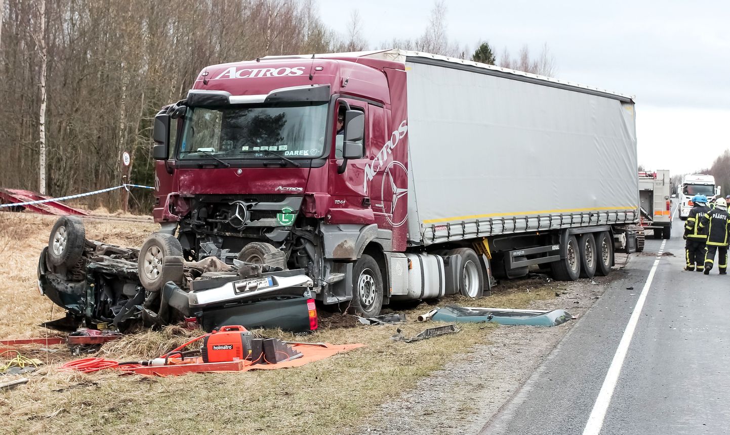 Häädemeeste lähistel Penu külas Tallinna-Pärnu-Ikla maanteel juhtus traagiline liiklusõnnetus.