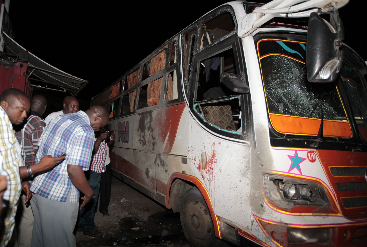 Ühe versiooni kohaselt olid pommid juba varem bussidesse paigaldatud, teise versiooni kohaselt viskasid islamistid bussi käsigranaate.