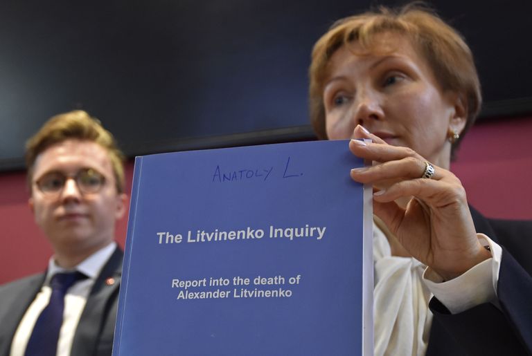 Aleksandr Litvinenko lesk Marina Litvinenko ja nende poeg Anatoli esitlevad raportit. Foto: Scanpix  
