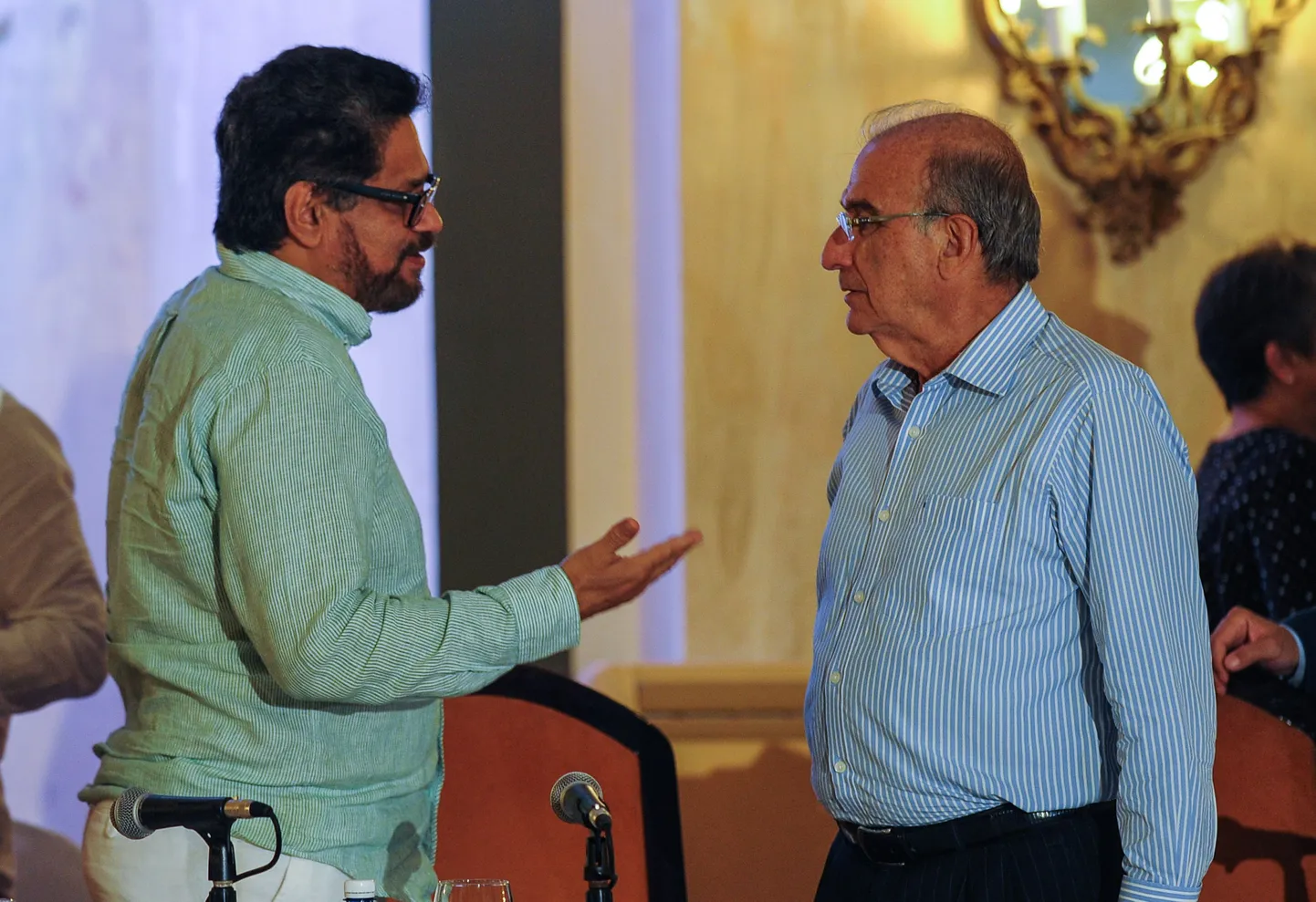 FARC-i komandör Ivan Marquez ja valitsusdelegatsiooni juht Humberto de la Calle Havannas korraldatud pressikonverentsil.