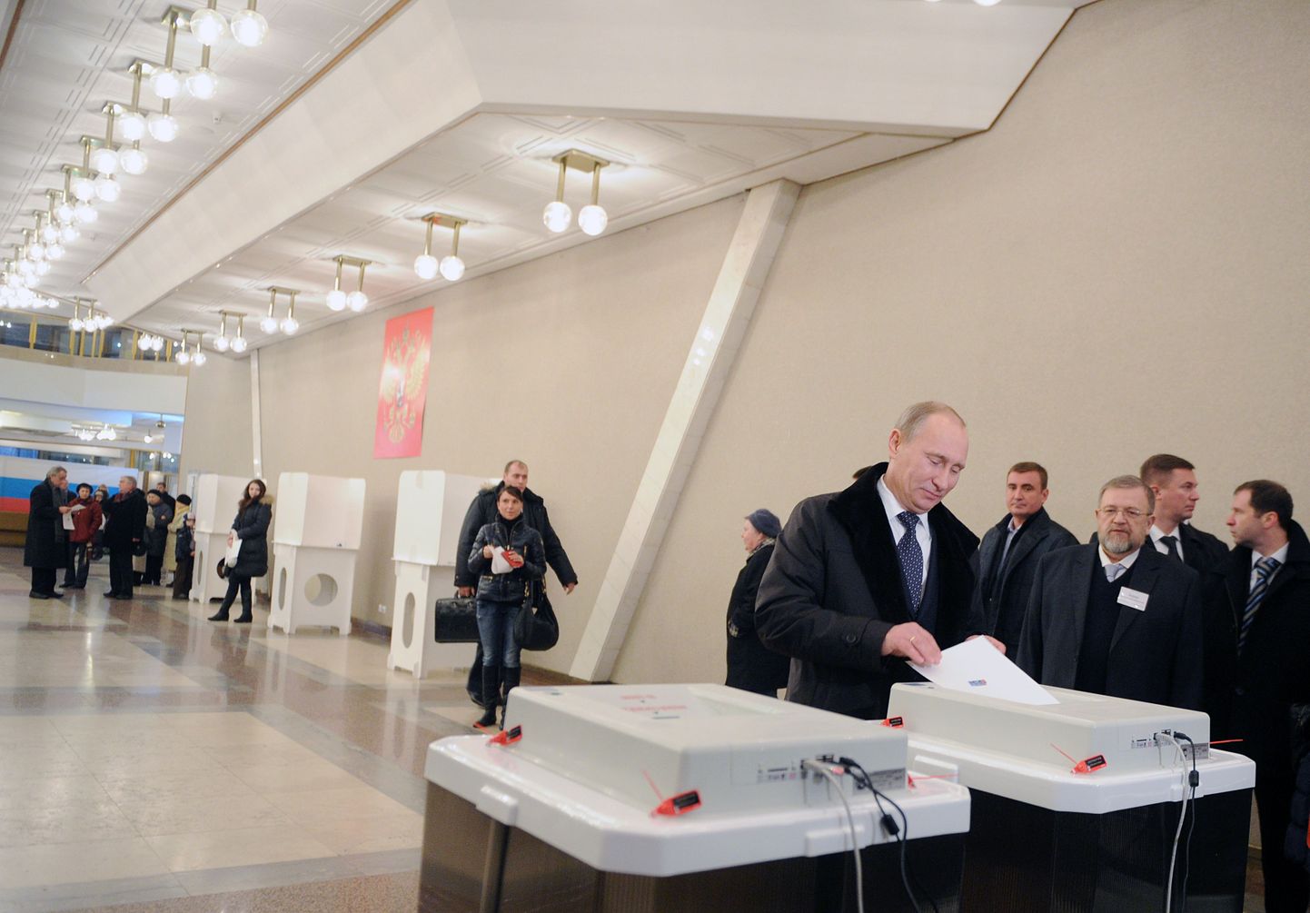 Peaminister Vladimir Putin käis hääletamas Teaduste Akadeemias asuvas valimisjaoskonnas nr 2079. Valitsusjuht oli seal ilma abikaasata.