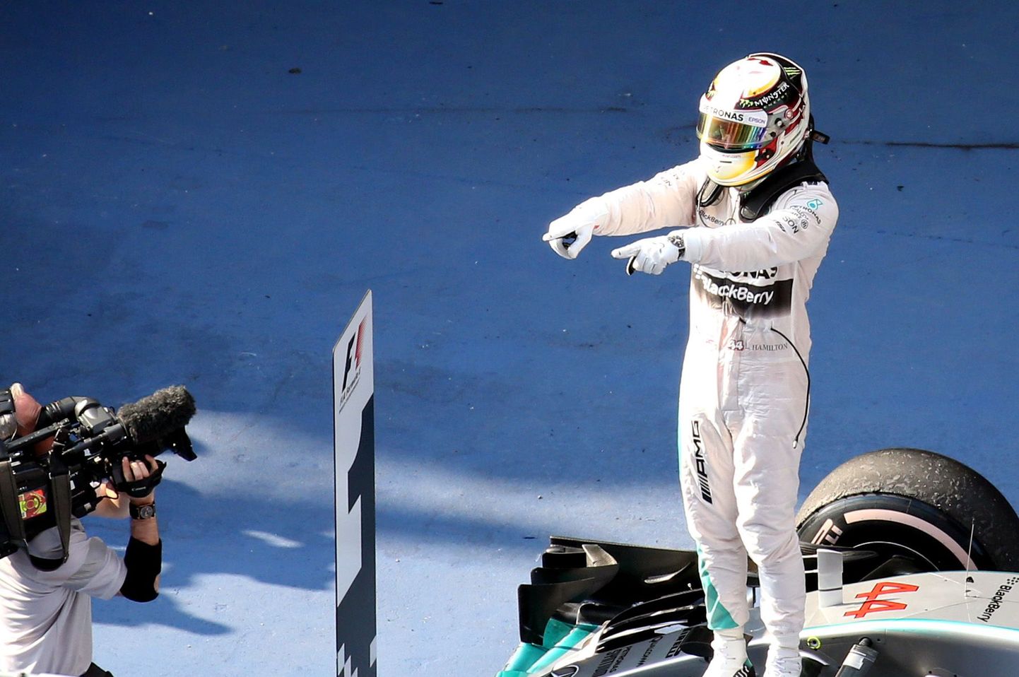 Lewis Hamilton Hiina GP võitu tähistamas.