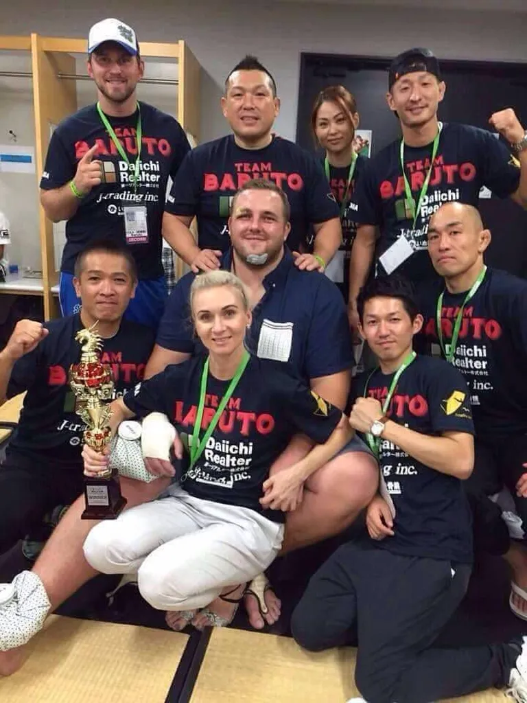 Baruto koos toetajatega tähistamas oma teist võitu MMA-ringi. Foto: