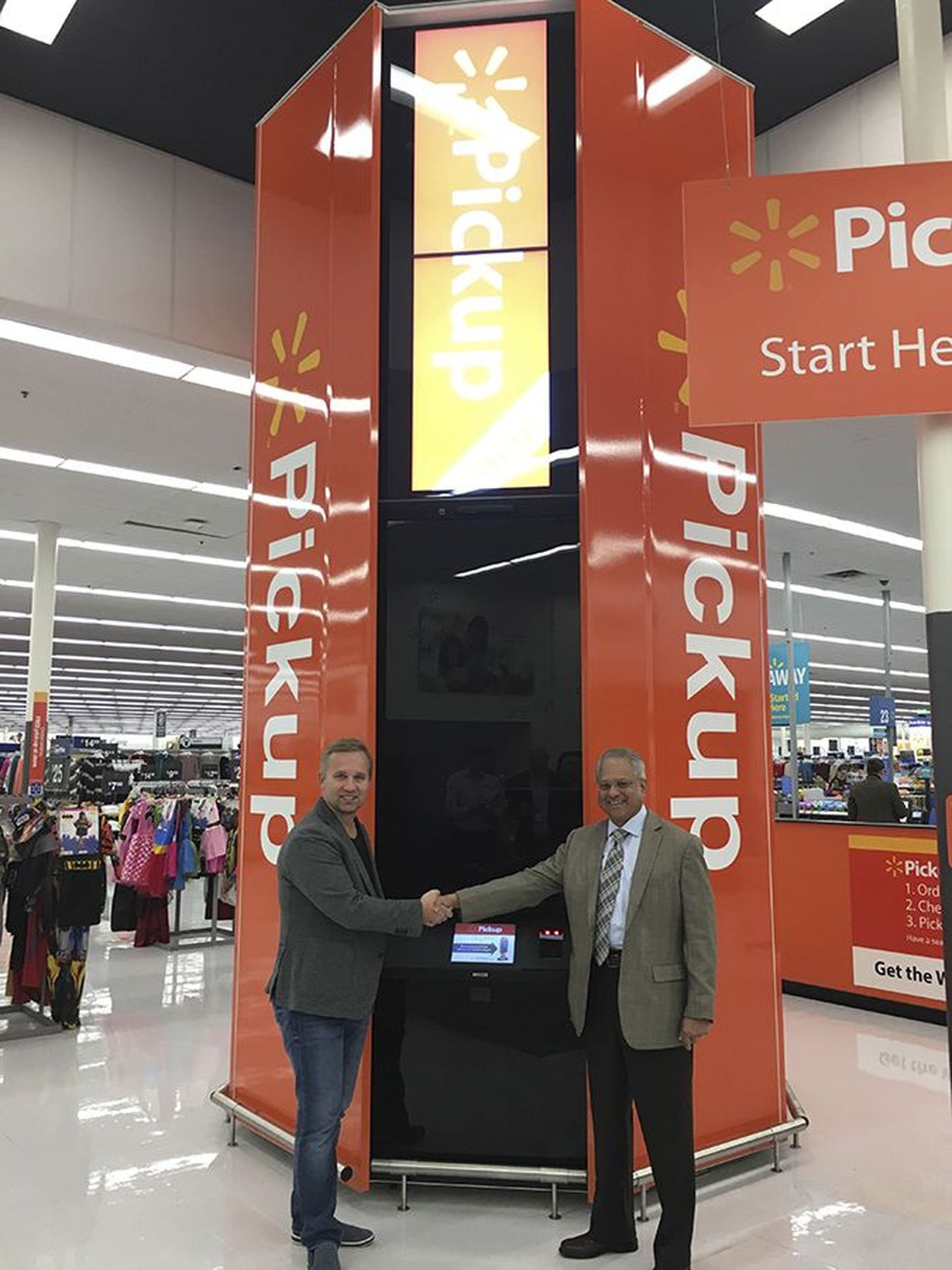 See foto on tehtud Walmarti esimese pakiroboti ees ajal kui see oli katsetamisel Walmarti kaupluses number 1 ehk linnas, kus asub ettevõtte peakontor. Cleveroni juhi Arno Kütiga kätleb fotol nende Põhja-Ameerika esindaja Bell and Howelli president Ramesh Ratan.