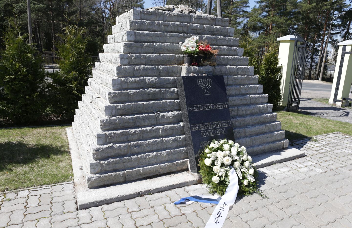 Памятник погибшим на еврейском кладбище на Рахумяги.