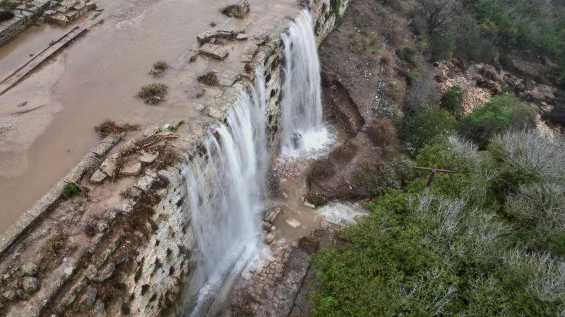 Поток воды с дороги.