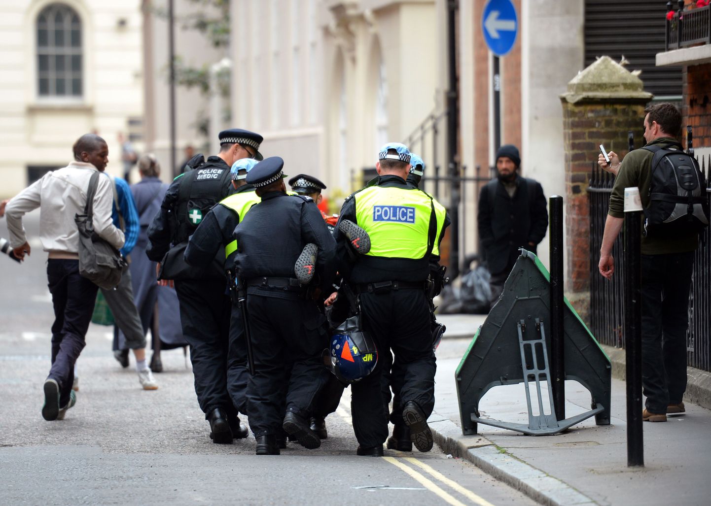 Briti politsei tööhoos. Pildil olev arreteerimine ei ole seotud konkreetse kihlveopettuste skandaaliga.