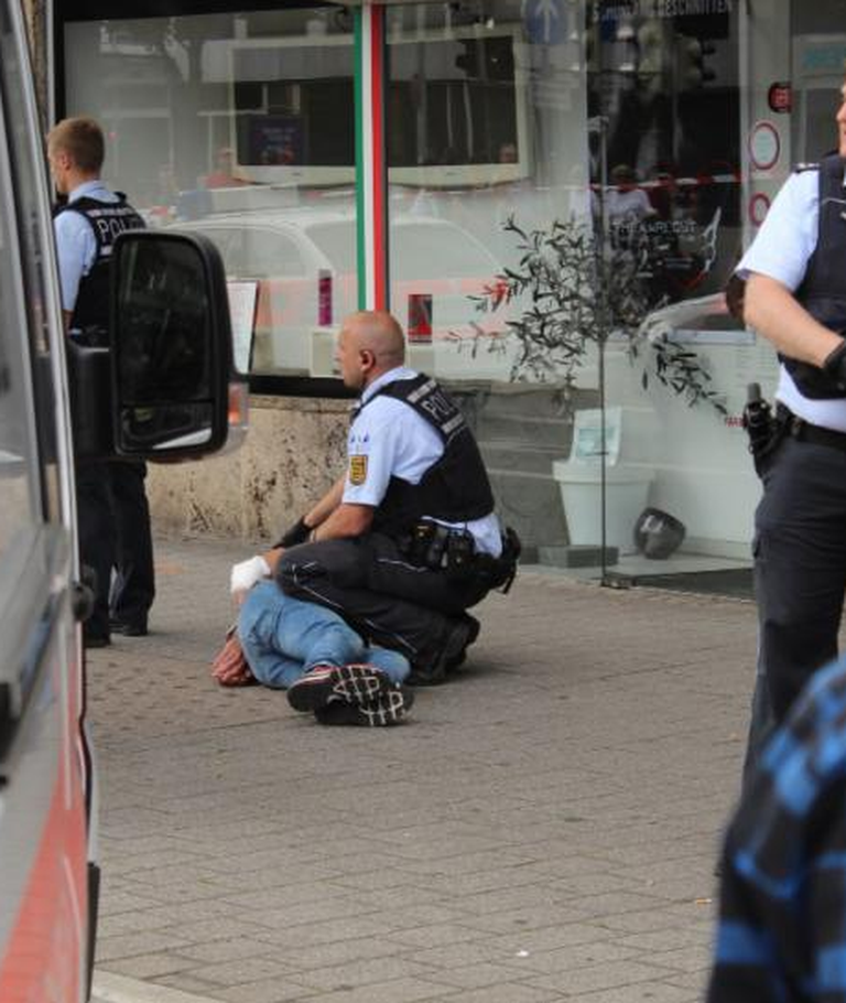Politsei hoiab ründajat kinni. Foto: Bild.
