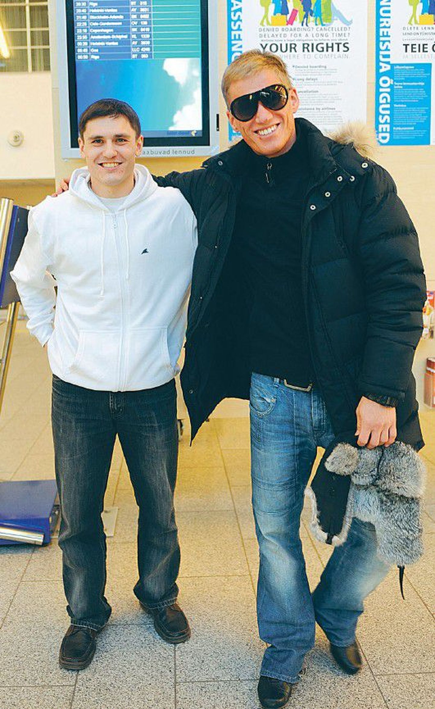 Игроков сборной Эстонии Тихона Шишова (слева) и Тармо Кинка ждет в Венгрии приключение дли­ной в три с половиной года, которое началось вчера в таллиннском аэропорту.