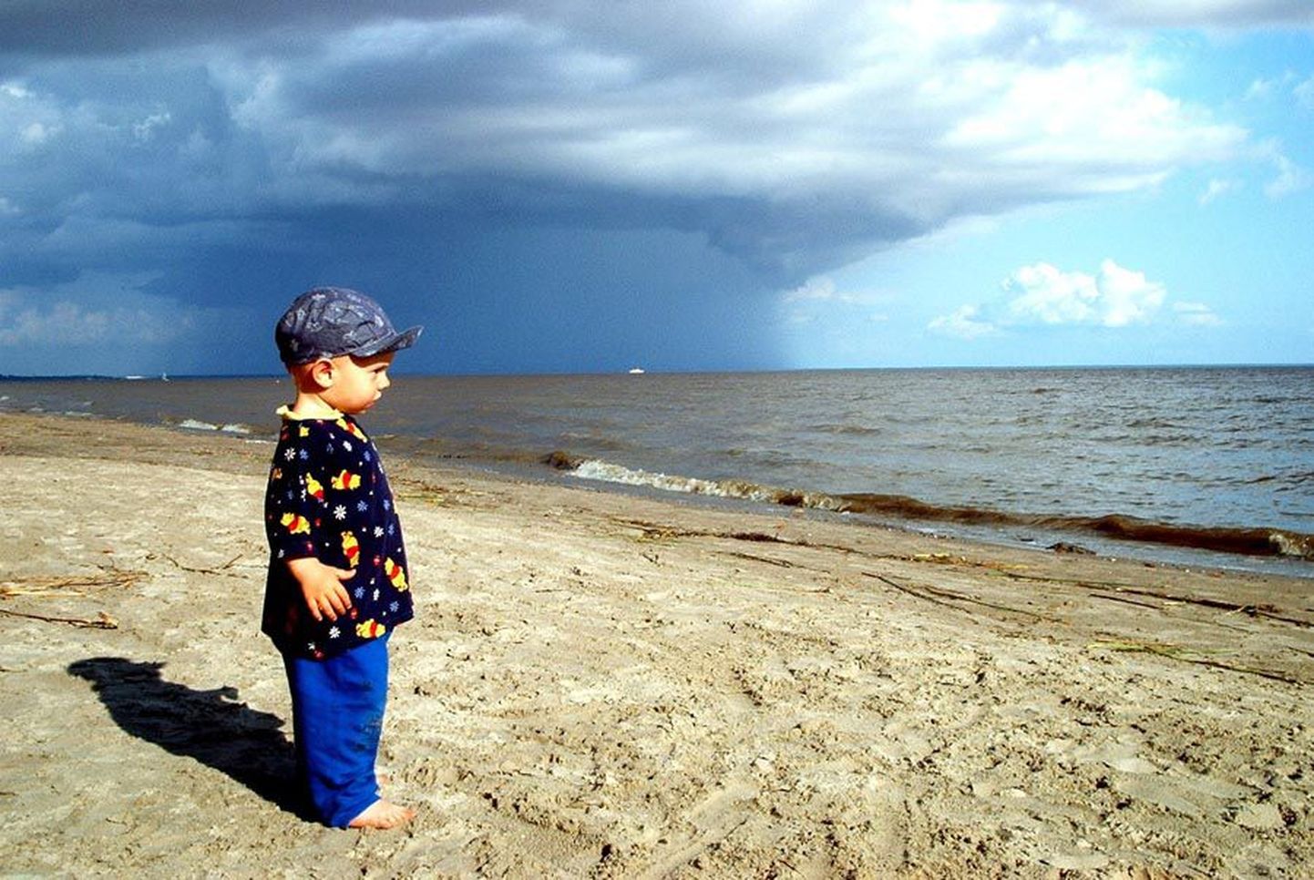 Minu poeg Pärtel vaatab elus esimest korda merd. See on ehmatav kohtumine. Aukartustäratav. Neile mõlemale.