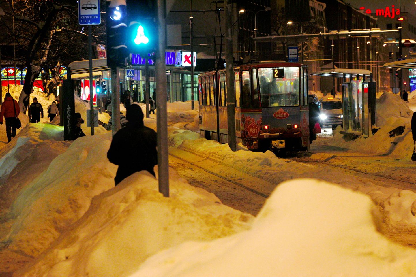Трамвай застрял в снегу.