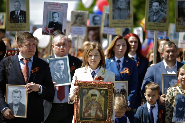 Natalja Poklonskaja (keskel) kandmas 2016. aastal Krimmis Simferopolis «surematu polgu» marsil Venemaa keisri Nikolai II ikooni / Scanpix