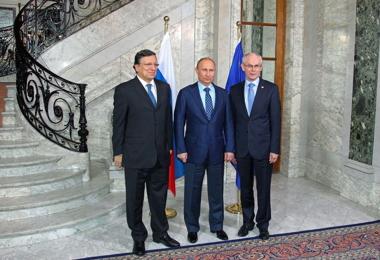 Vasakult paremale: Euroopa Komisjoni president José Manuel Barroso, Venemaa president Vladimir Putin ja Euroopa Liidu Nõukogu alaline eesistuja Herman Van Rompuy enne Venemaa-ELi 30. tippkohtumist Brüsselis.
