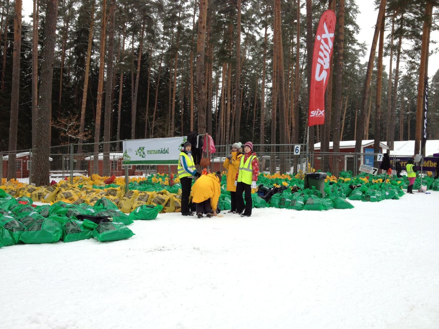 Tartu maratoni finišipaik Elvas Tartumaa tervisespordikeskuses on sportlaste saabumiseks valmis. Pildil osalejate pagasiala.