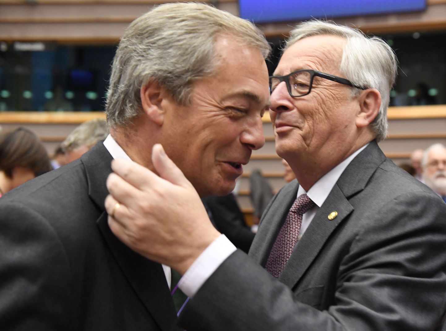 Euroopa Komisjoni president Jean-Claude Juncker (paremal) ja Suurbritannia Iseseisvuspartei juht Nigel Farage ükstest südamlikult tervitamas.