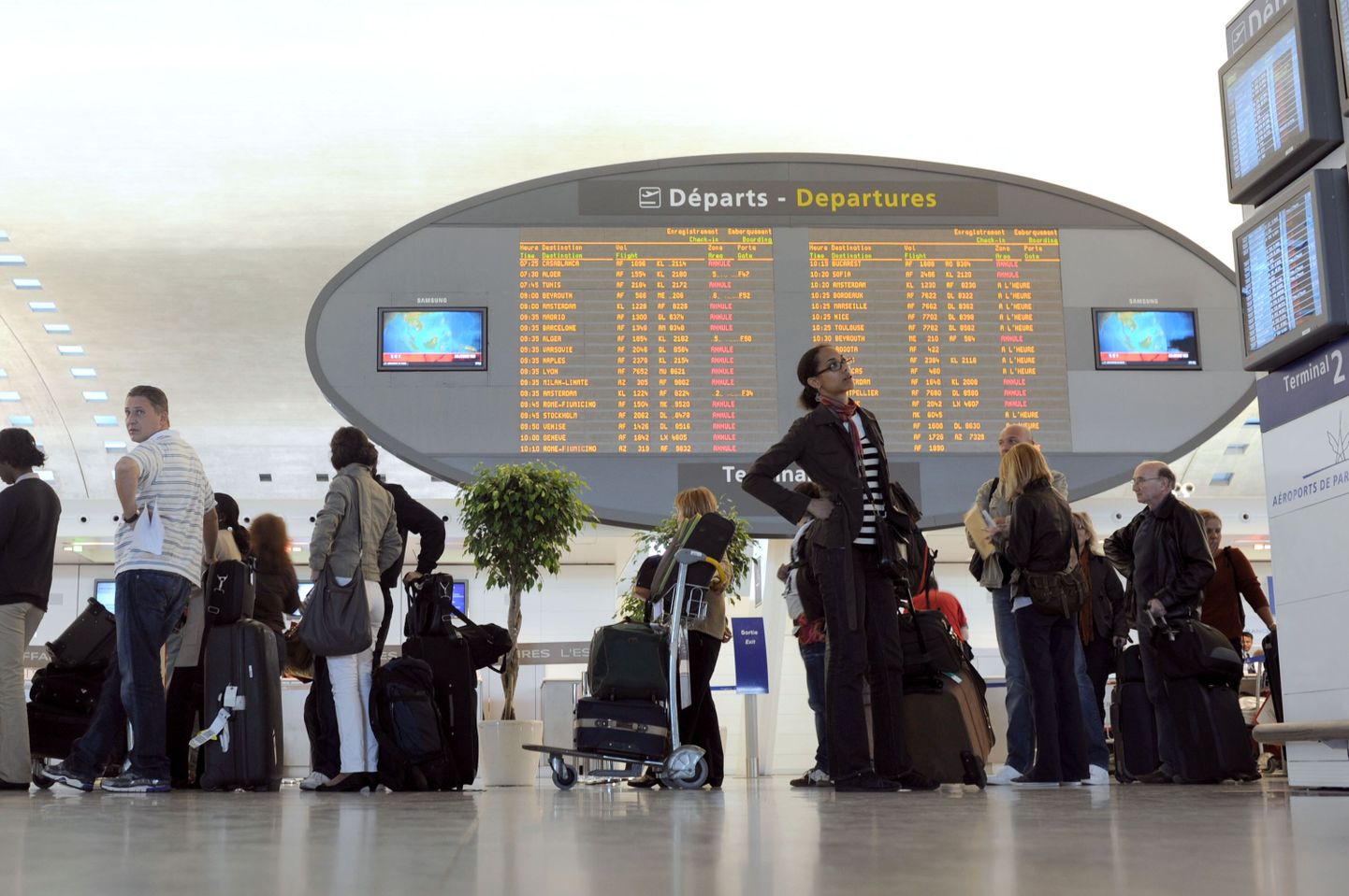 Reisijad täna Pariisi Charles de Gaulle'i lennujaamas.