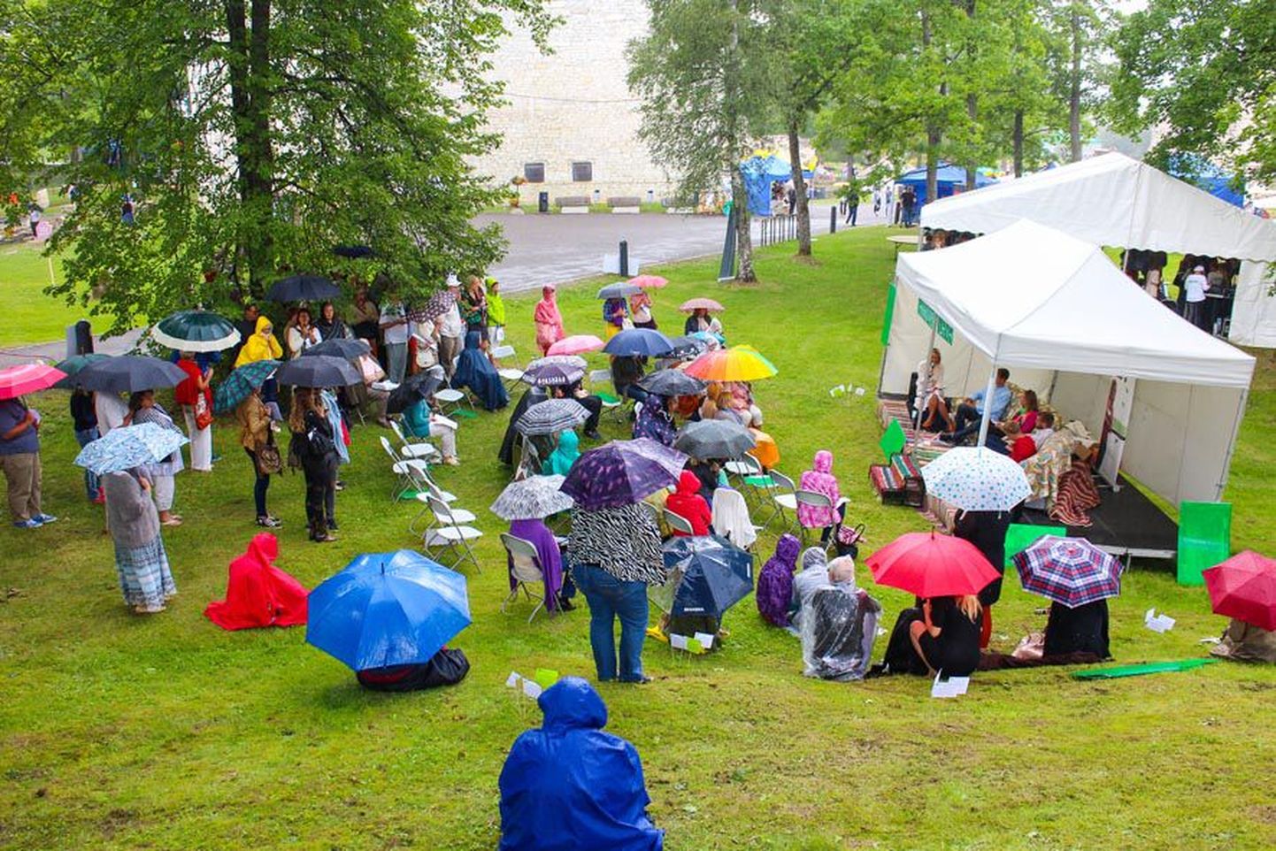 Arvamusfestival on vihmakindel üritus. Kui paljud ettevõtmised võivad vihmaga publikust ilma jääda, siis Vallimäelt ei suutnud ilmataat inimesi eemale peletada.