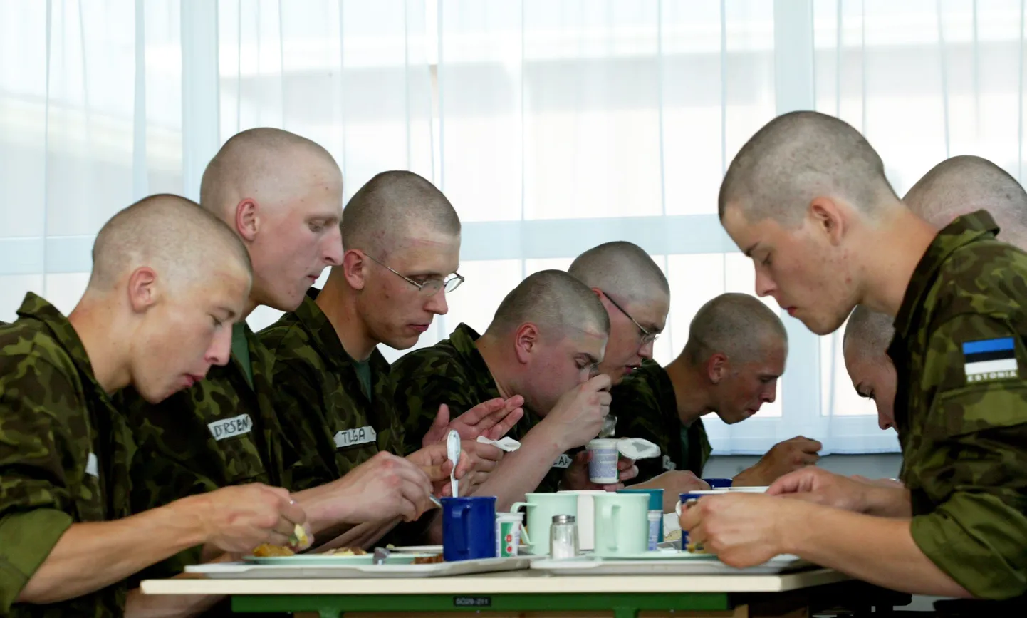 Noored kaitseväelased Tapal sööklas lõunat söömas.
