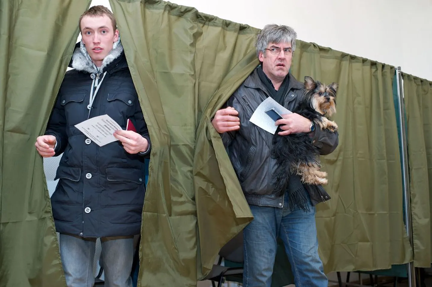 Paljude valimispunktide ukse taga looklesid üleeile järjekorrad. Lõkkele löönud tunded tähendasid seda, et selle rahvahääletusega püstitasid Läti kodanikud referendumil osalemise rekordi.