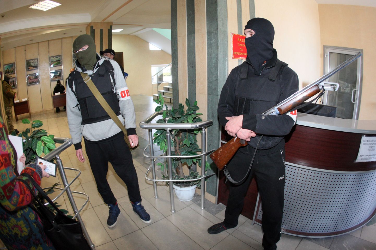 Venemeelsed relvastatud aktivistid Donetskis.