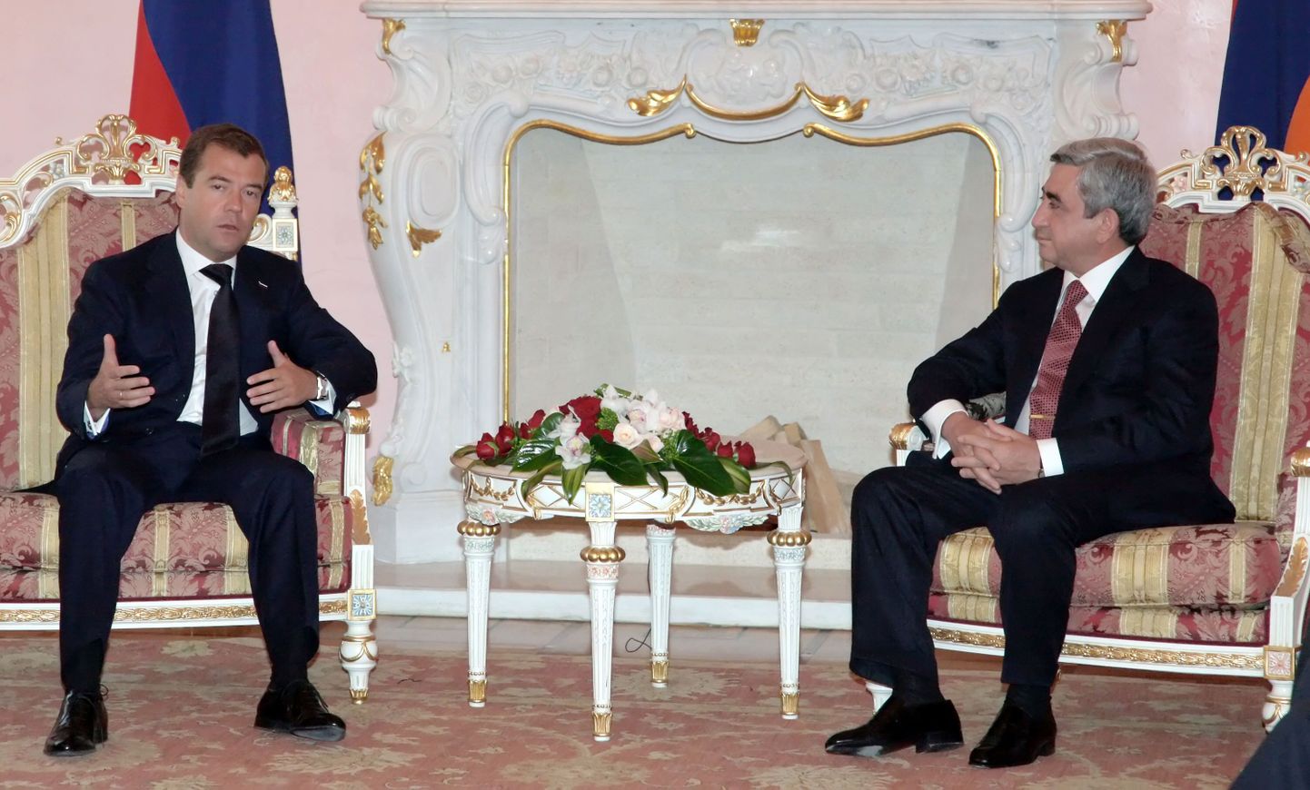 Armeenia president Serž Sargsjan (paremal) koos Vene kolleegi Dmitri Medvedeviga täna Jerevanis.