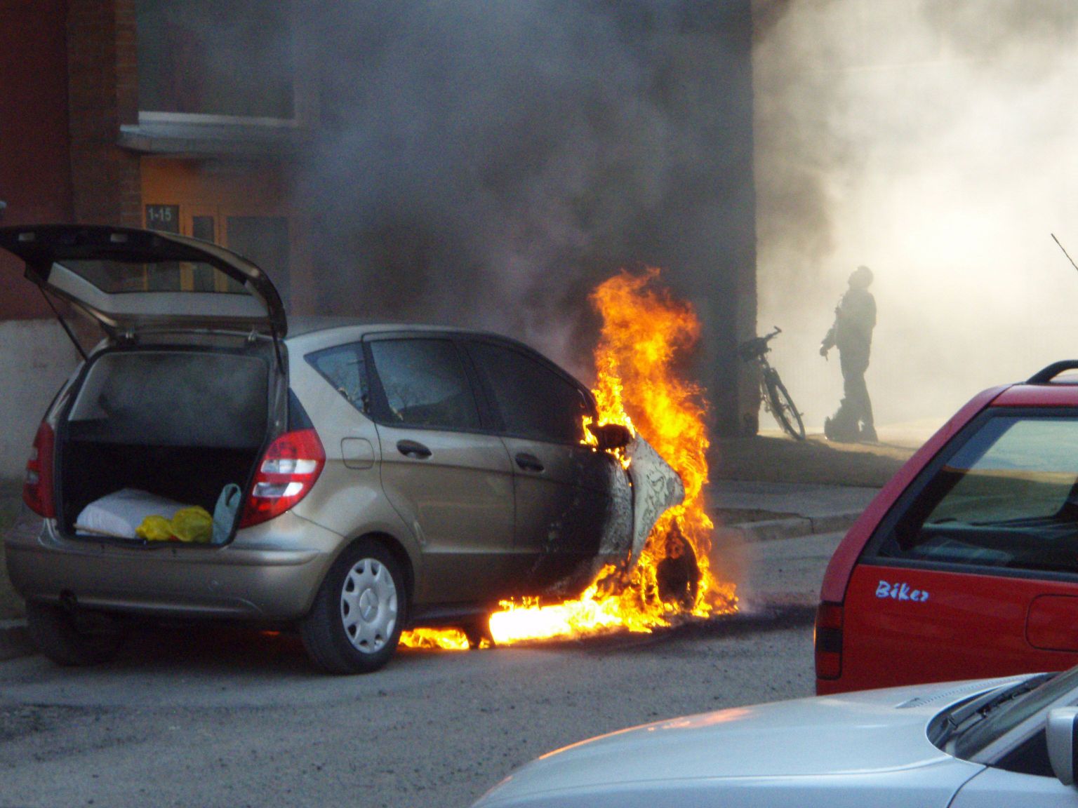 Tartus Annelinna alguses süttis teadmata asjaoludel auto.