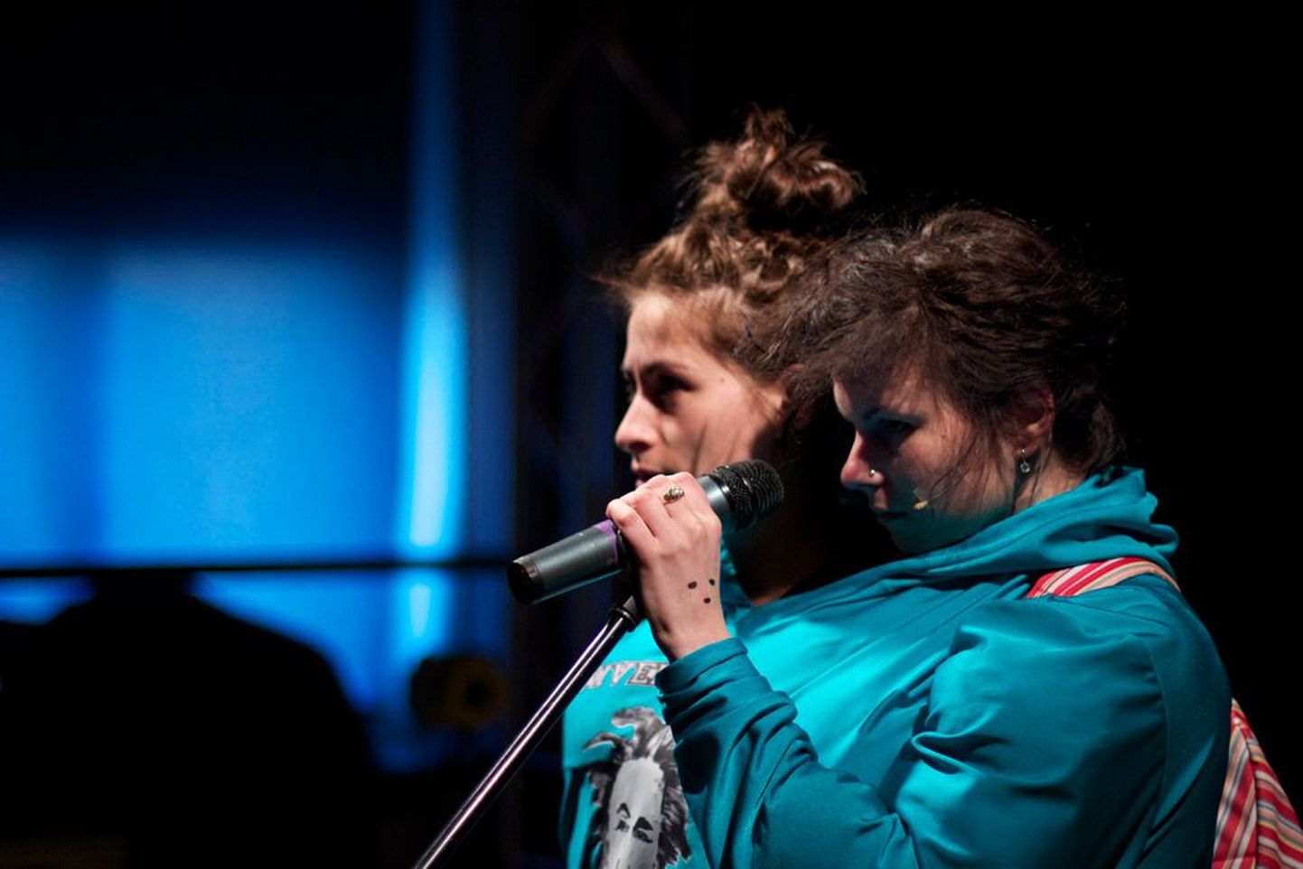 Stand-up-muusikal «Appi, tulmukad!»: Alissa Šnaider (vasakul) ja Sandra Z aktsioonis.