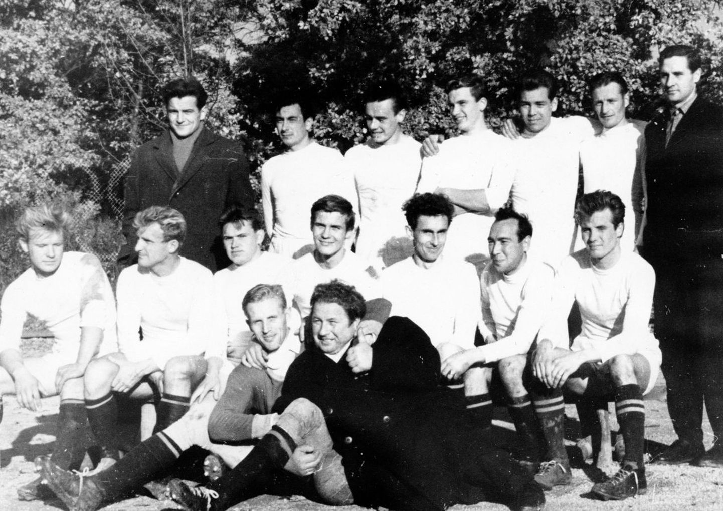 Harri Kard (ees paremal) juhendas 1960. aastate keskel Viljandi jalgpallimeeskonda, kes mängis nüüdse meistriliigaga võrreldava esiliiga piirimail. Just sel perioodil sai linna jalgpallisüsteem tervikuna sisse uue arenguhoo.