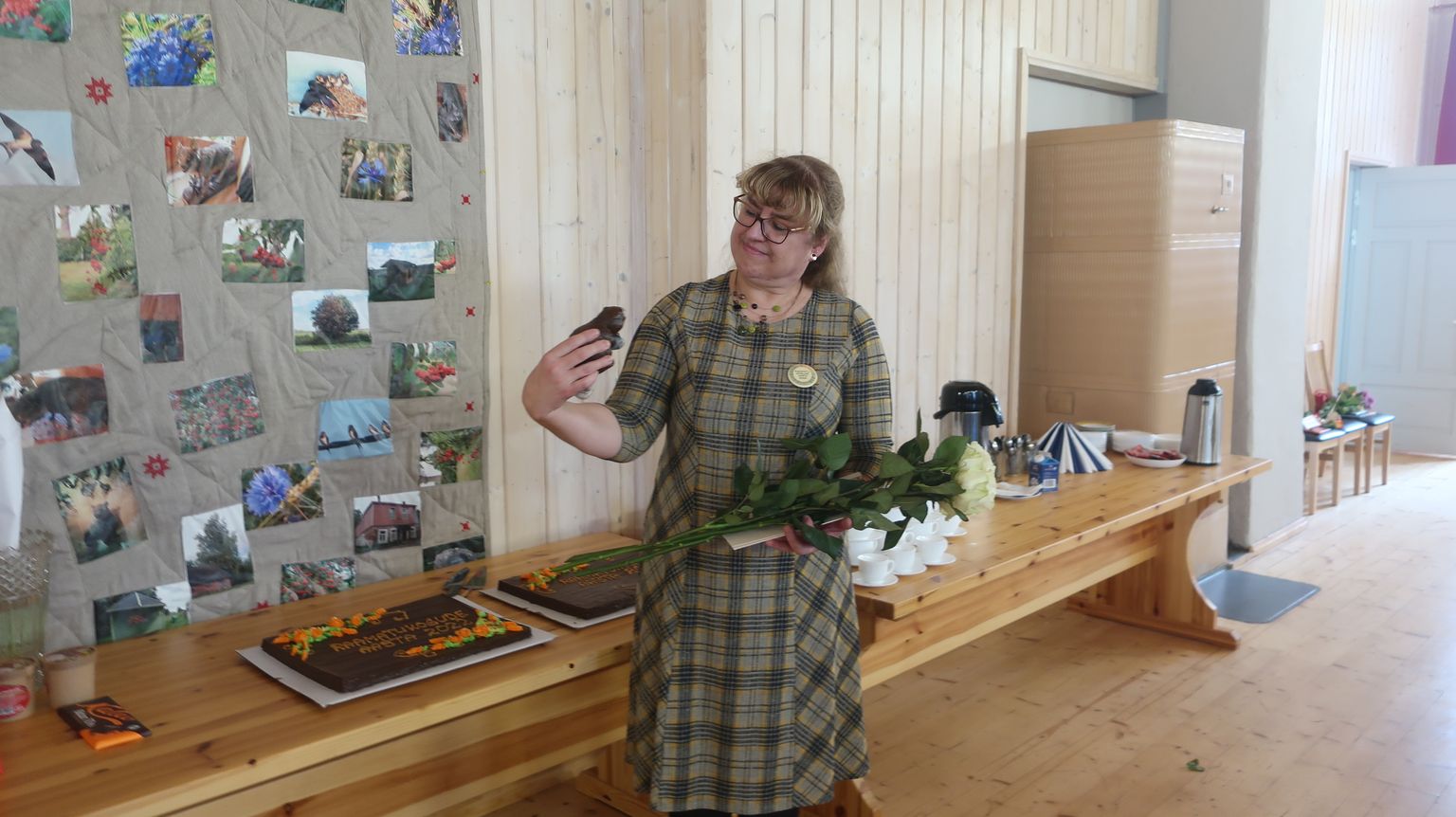 Põlvamaa aasta maaraamatukoguhoidja Krista Pikk maakonna vapikopraga.
