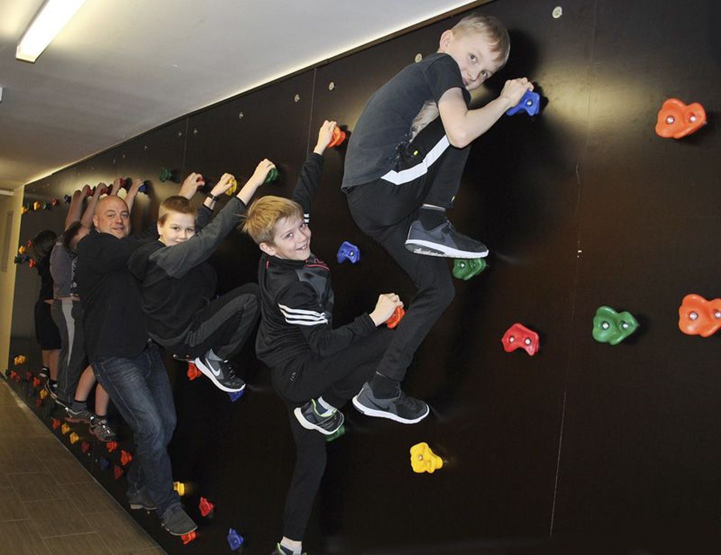 Vinni-Pajusti gümnaasiumi õpilased seadsid võimla koridori seinale õpilaste rõõmuks ronimisseina, kus õpilased saavad vahetundides turnimas käia ja end välja elada.