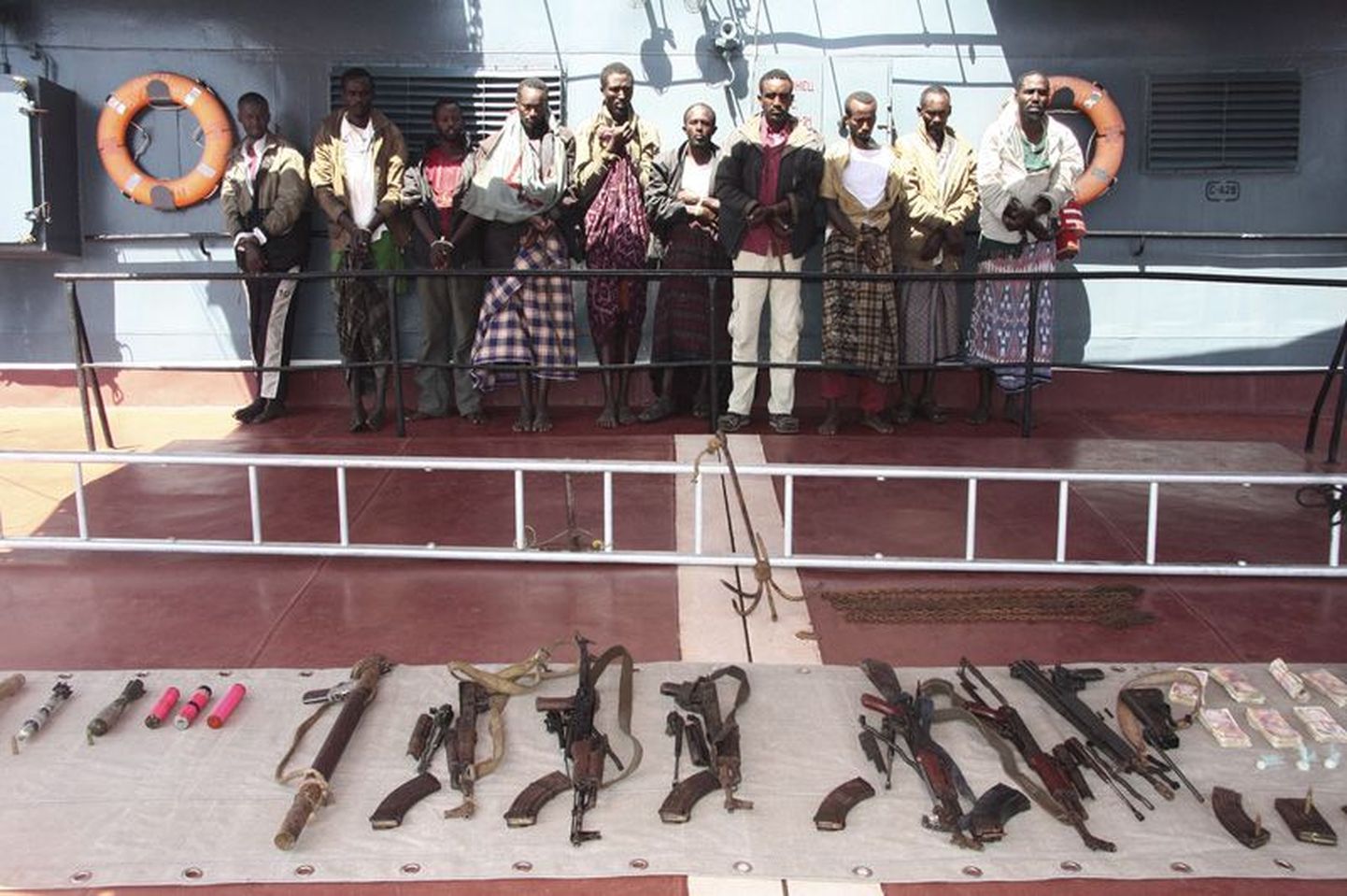 Kinninabitud piraadid koos relvadega oma saatust ootamas.