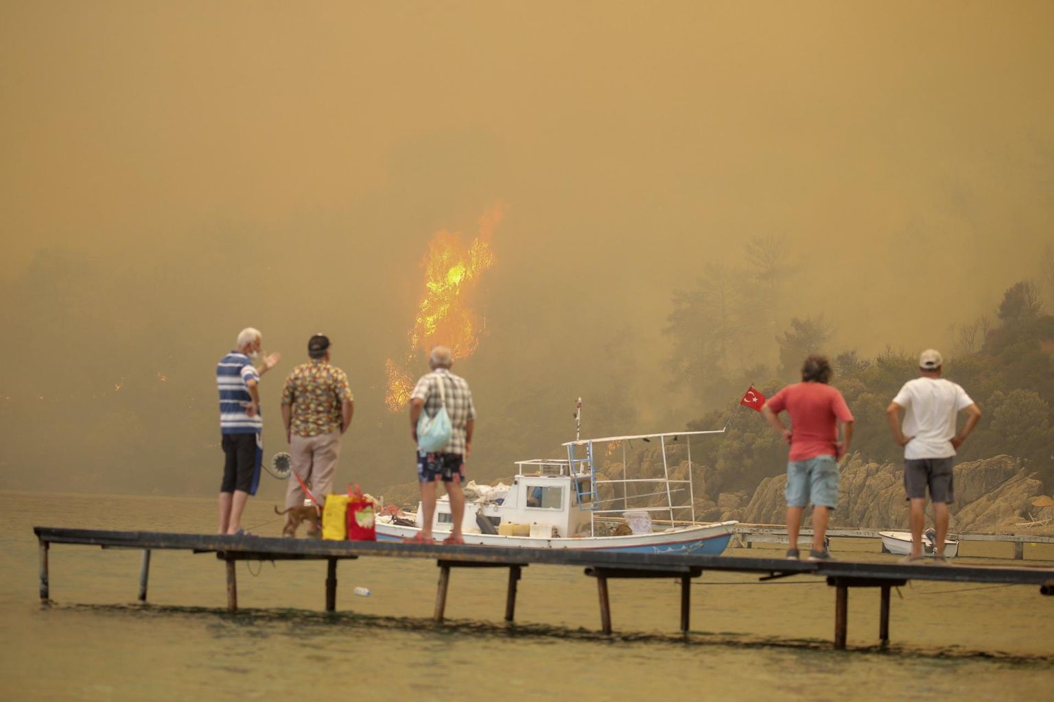 Turistid Bodrumi piirkonnas evakueerimist ootamas.