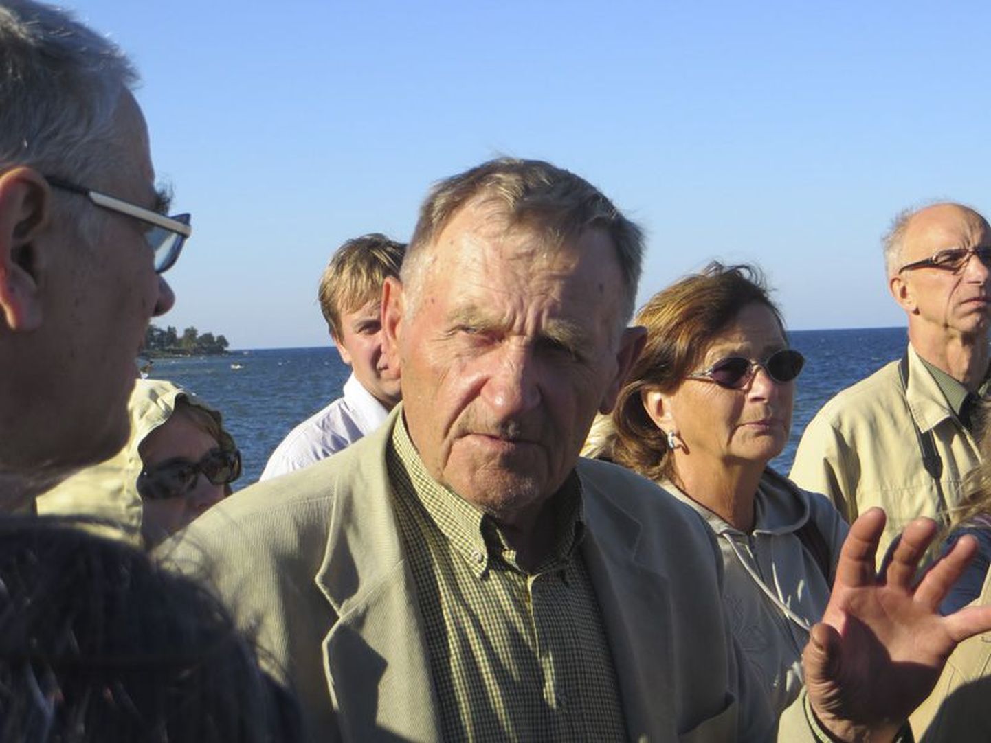 Juminda pikaaegne külavanem Karli Lambot viis huvilised ekskursioonile Lahemaa militaarse pärandi juurde ja näitas ka Juminda ­merelahingu mälestuskivi.