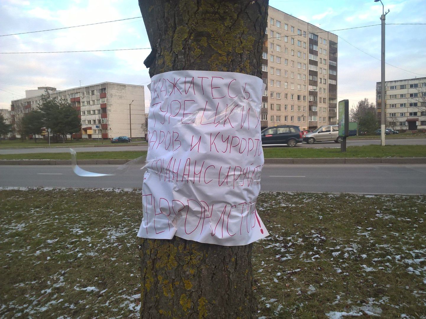 Puule kinnitatud Türgi-vastane plakat Narvas Kangelaste tänaval.