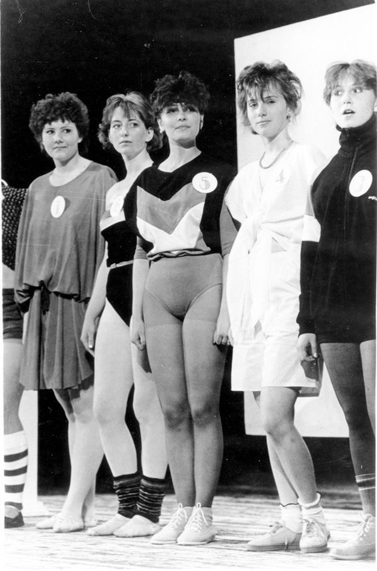 1987. aastal toimus Rakvere teatris noorte seas PopMall´i nime kandnud võistlus, mille korraldas taasiseseisvumisaja missinduse isa Valeri Kirss. Kirss on öelnud, et just PopMalli raames tekkiski tal idee korraldada iludusvõistlus. 
Pildil on üles rivistatud neiud.