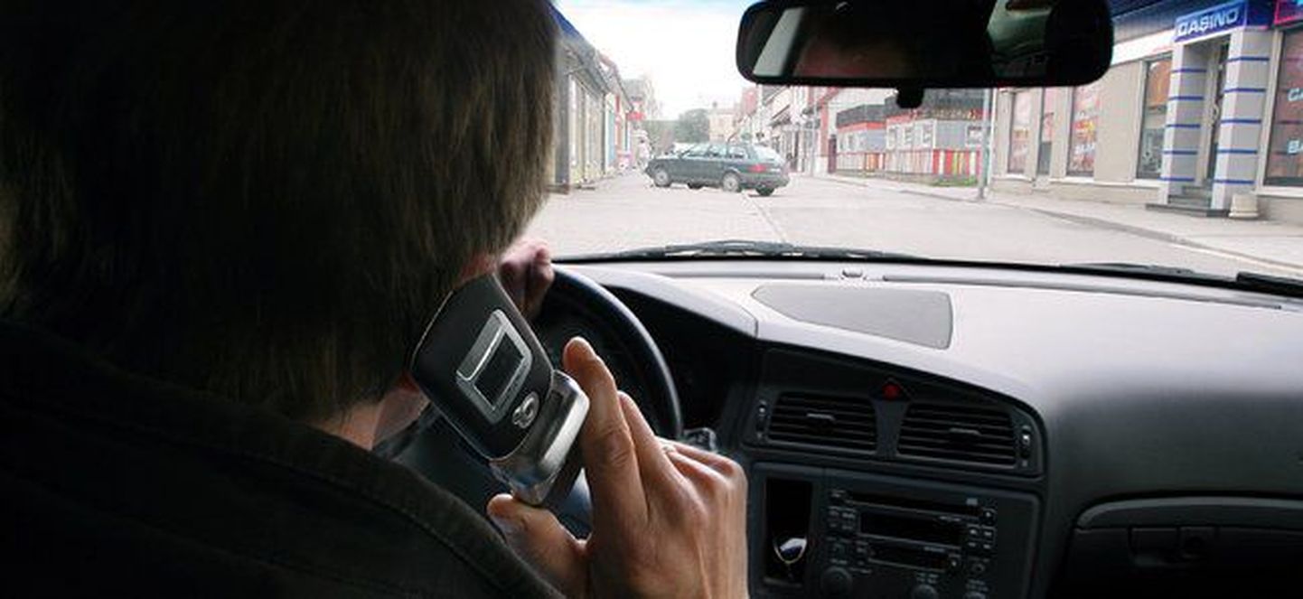 По закону во время движения водителю запрещено разговаривать по мобильному телефону без системы hands free.