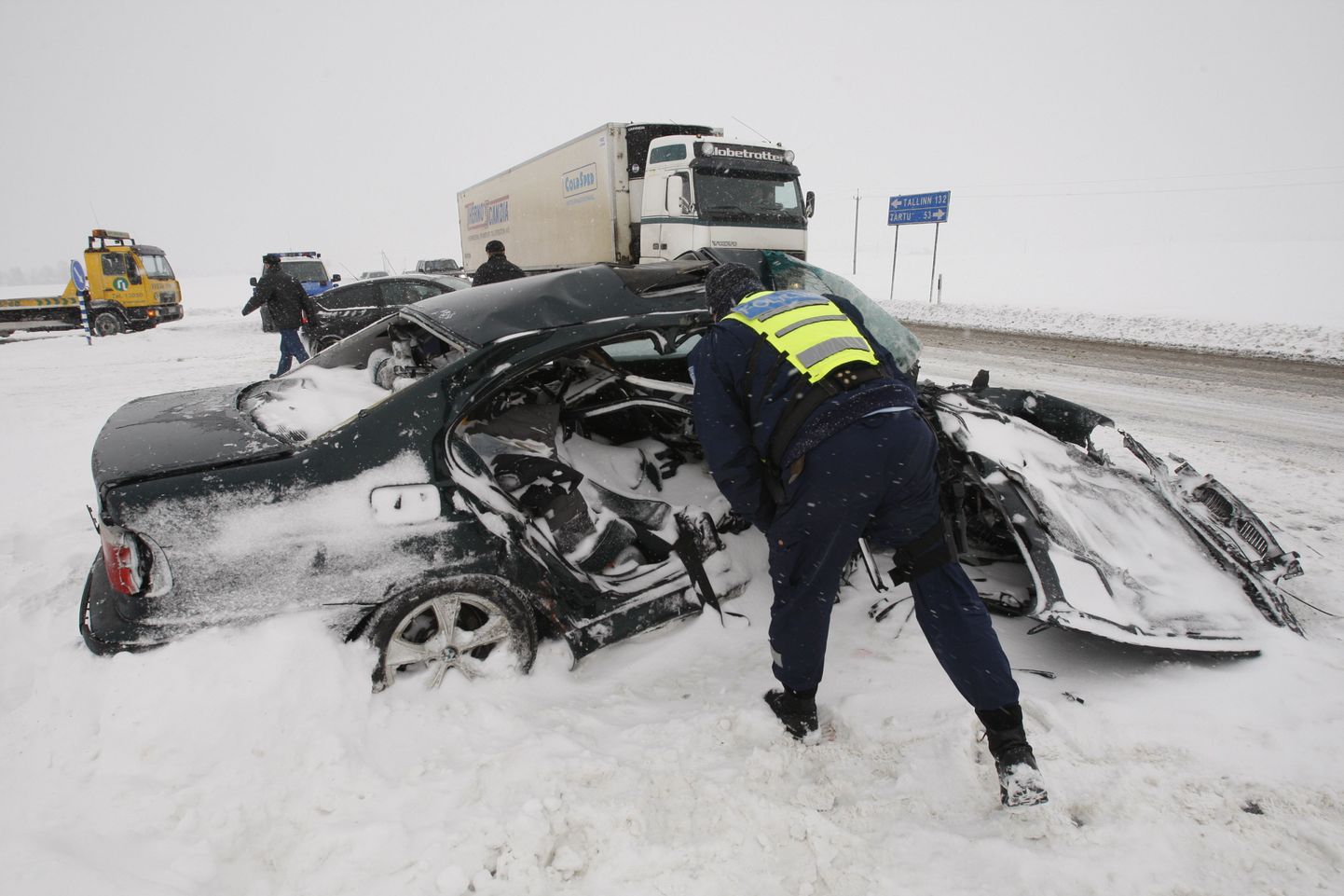 Tallinna-Tartu maanteel toimunud liiklusõnnetuses hukkus üks ja sai viga viis inimest. BMW kaotas sirgel teel juhitavuse, läks külglibisemisse ja põrkas parema küljega vastu Tallinna poole sõitnud Mercedes Benz bussi.