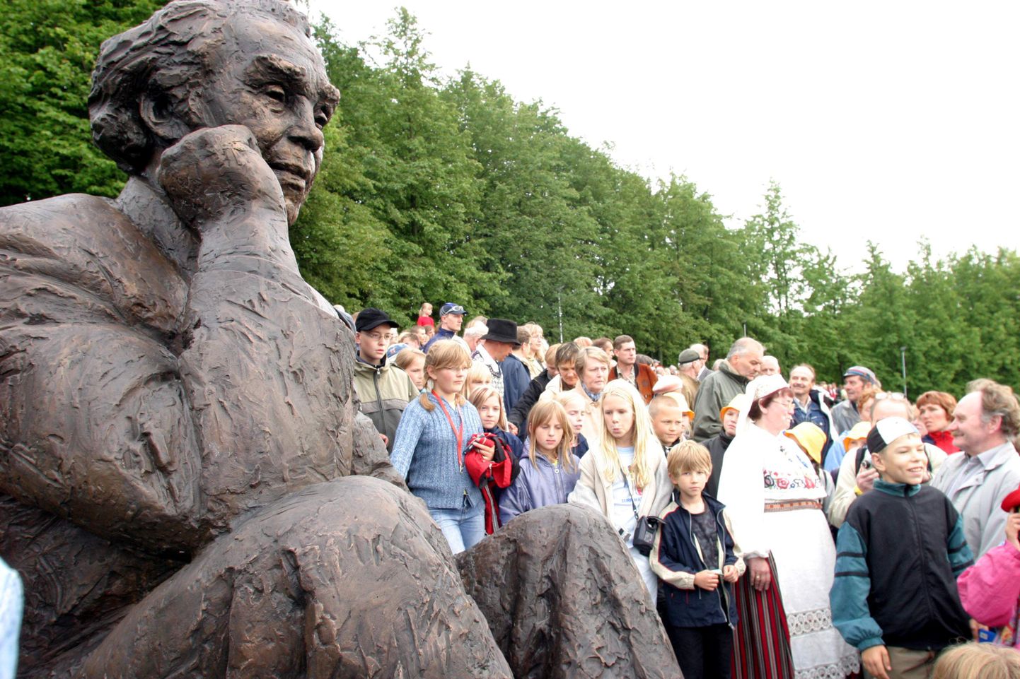 Rootsi Eestlaste Liit Eesti valitsusele ettepaneku luua ja paigaldada Roman Toi austuseks tema kuju Tallinna lauluväljakul Gustav Ernesaksa kuju kõrvale.
