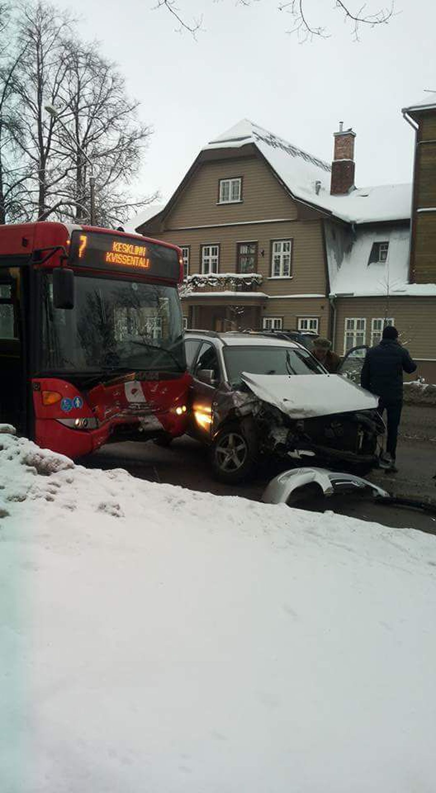 Tartus Riia tänaval sattusid 18. jaanuari pärastlõunal kokkupõrkesse linnaliinibuss ja sõiduauto.