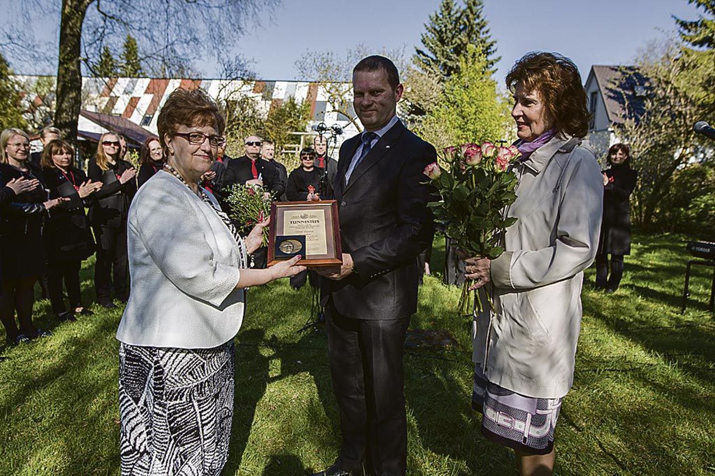 Virve Laube (vasakul) võtab Pärnu linnapealt Romek Kosenkraniuselt ja abilinnapea Jane Metsalt vastu Jannseni preemia.