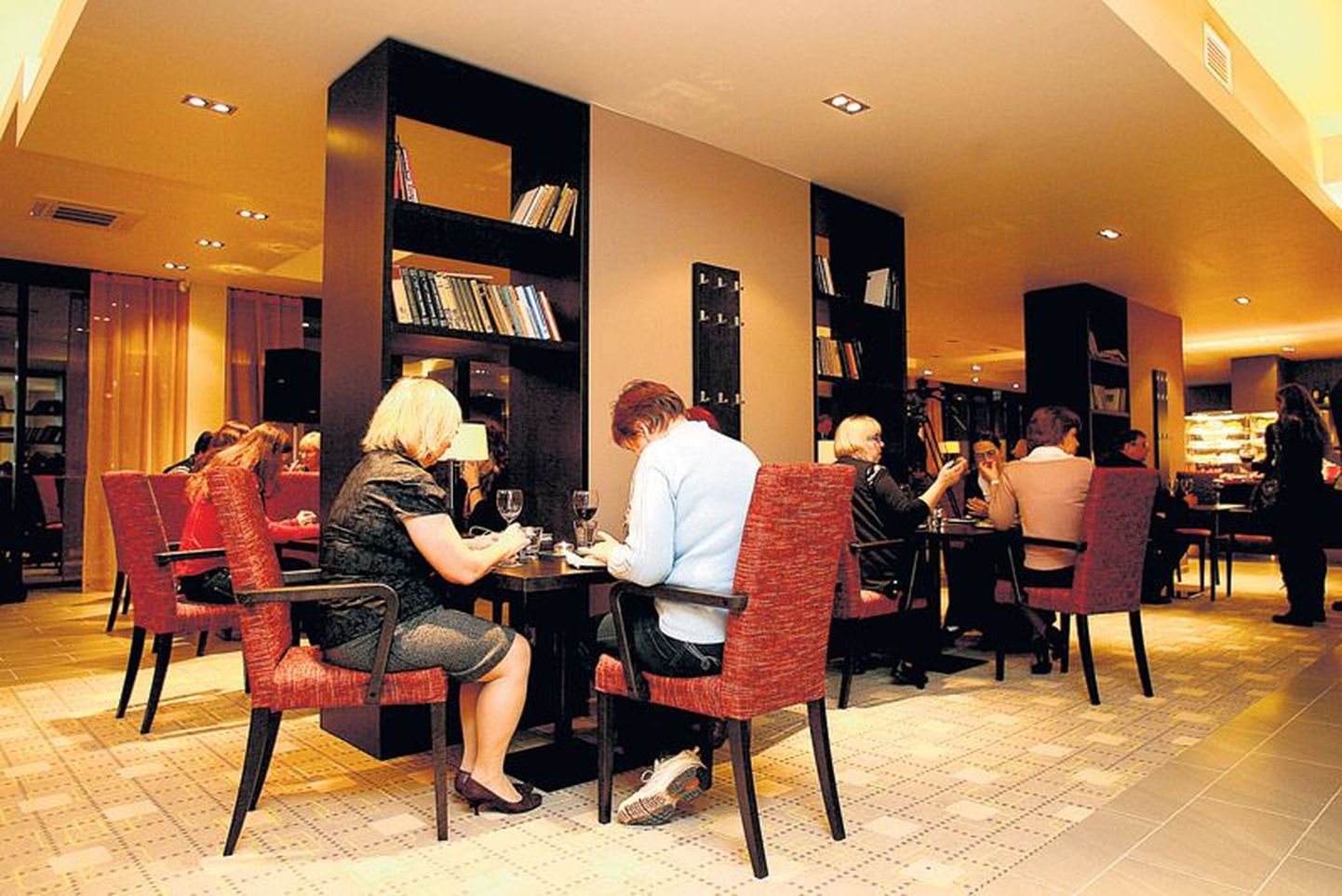 Raamatukogu ja ülikooli töötajad proovisid reedesel avapeol kohviku toiduvalikut. Mõnusa klaverimuusika kõrvale said soovijad raamaturiiulist vahepalaks valida ka ilukirjandust.