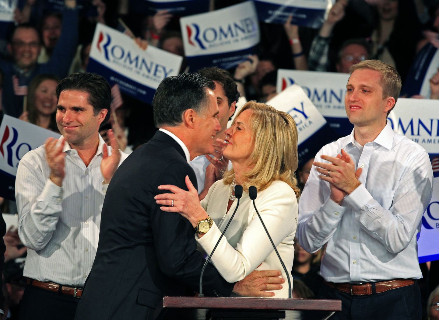 Vabariiklaste eelvalimised New Hampshire`is võitis Mitt Romney. Fotol on Romney koos oma naise Anne`iga