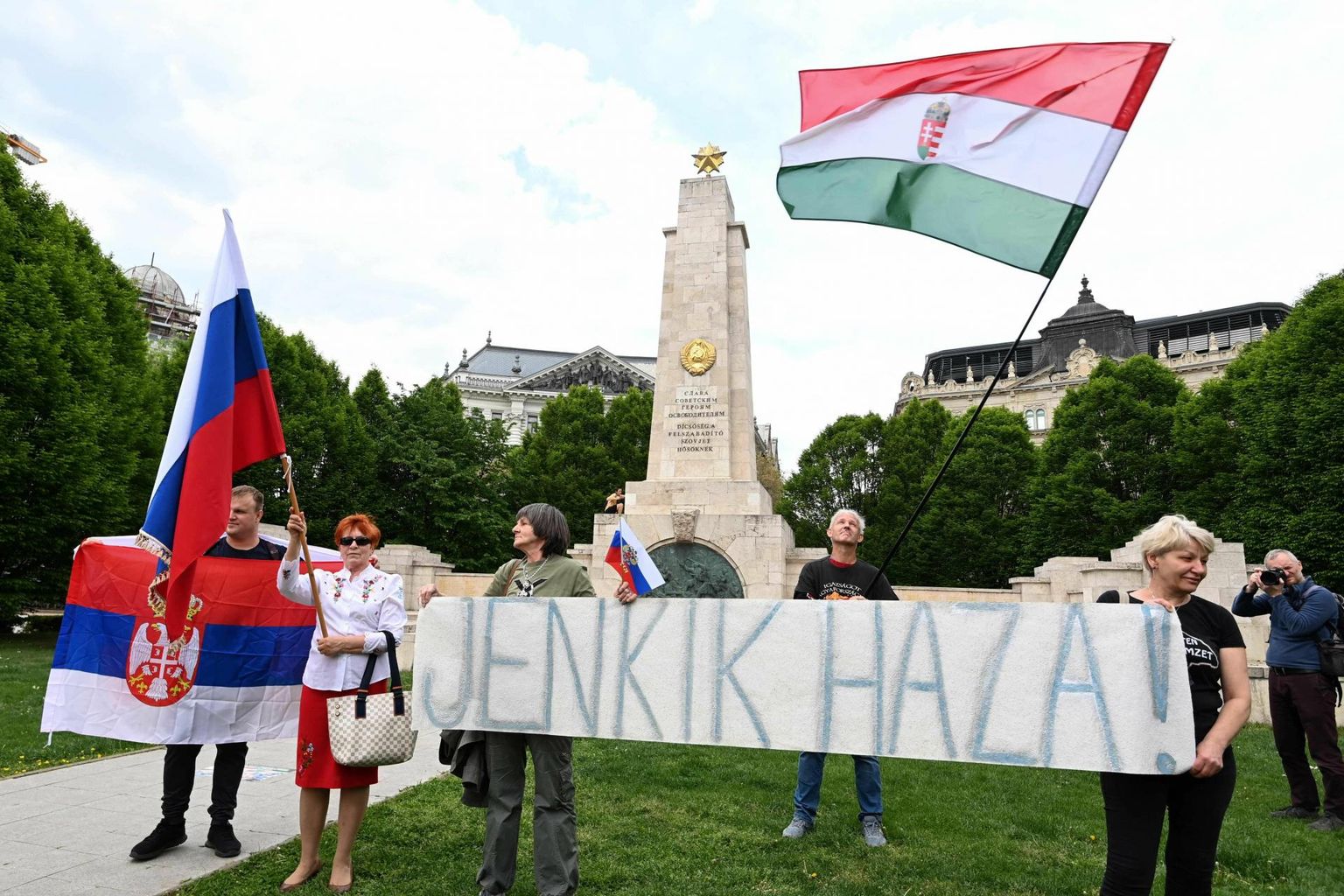 Mullu 30. aprillil Budapestis USA saatkonna ette Vene ja Ungari lippudega Ukraina-vastasele meeleavaldusele kogunenud inimesed.