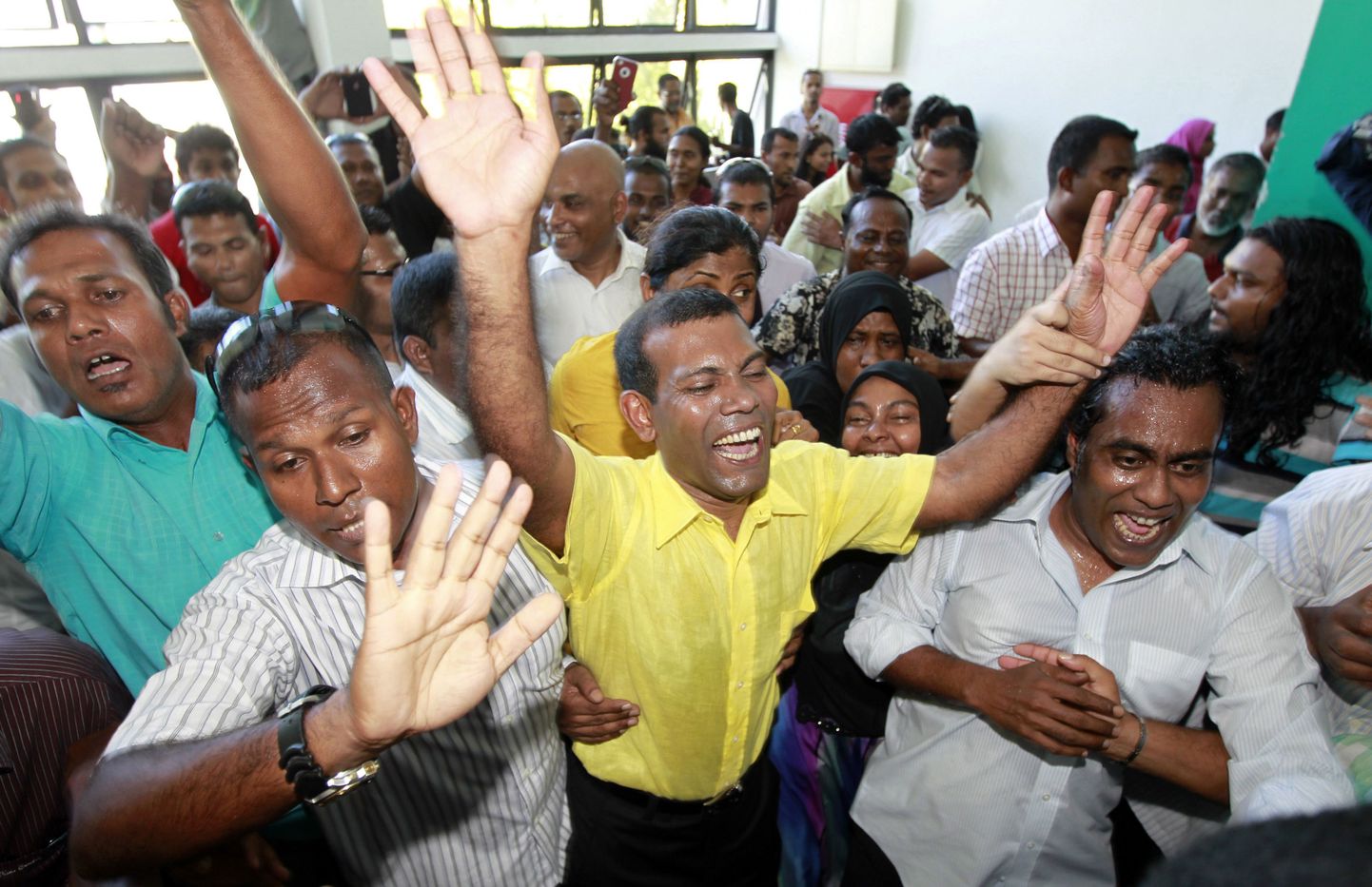 Maldiivide ekspresident Mohamed Nasheed (kollases särgis) tervitas eile pealinnas Males oma toetajaid.