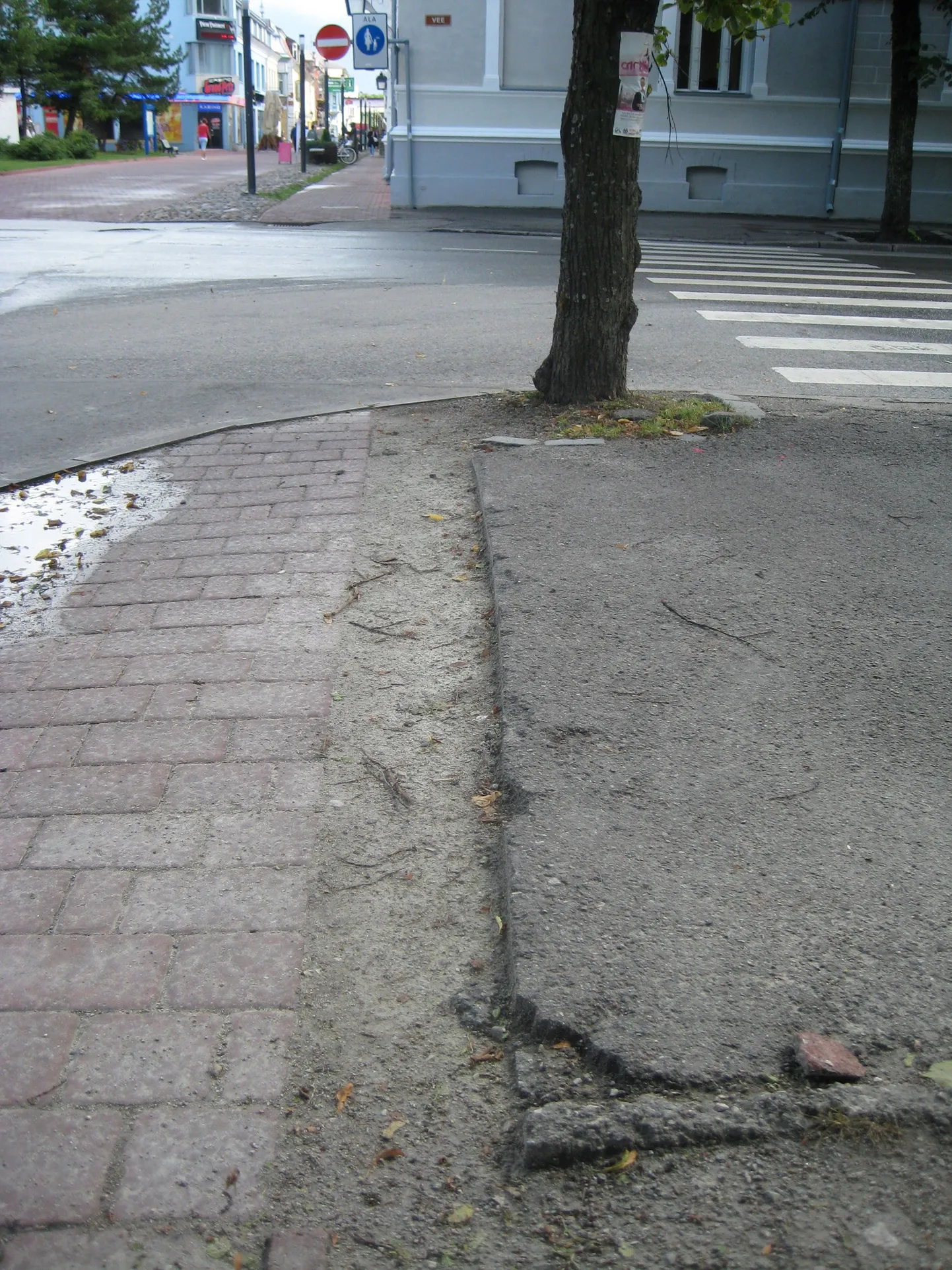 Tänavaehitajate lõpetamata tööd Pärnus Vee tänaval.