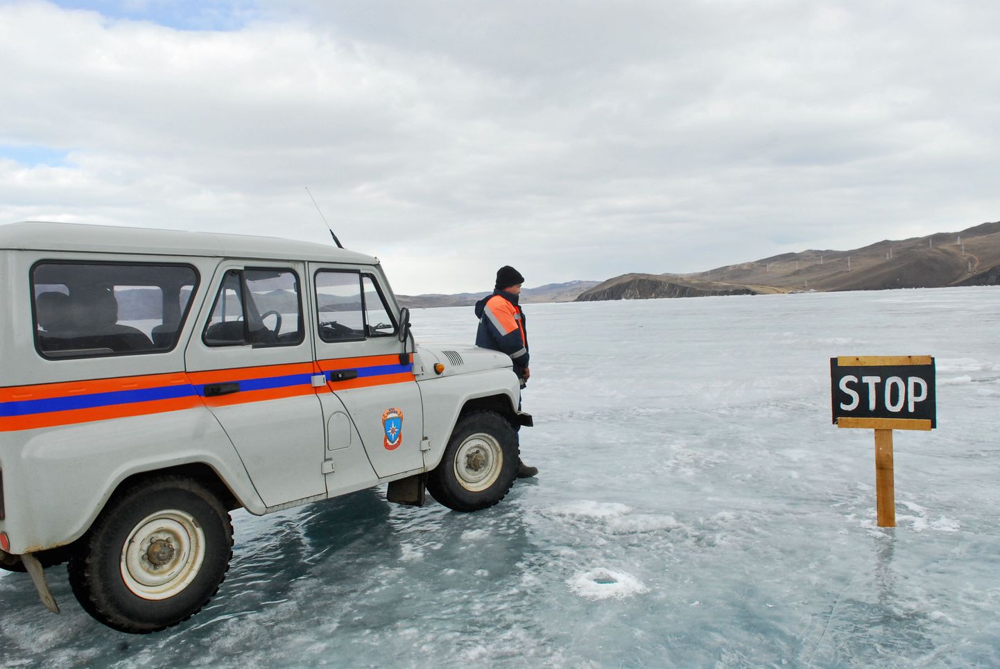 На Байкале машина провалилась под лед.