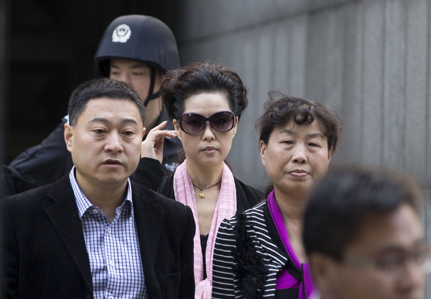 Süüdimõistetu ema Meng Ge (keskel) lahkub kohtuhoonest.