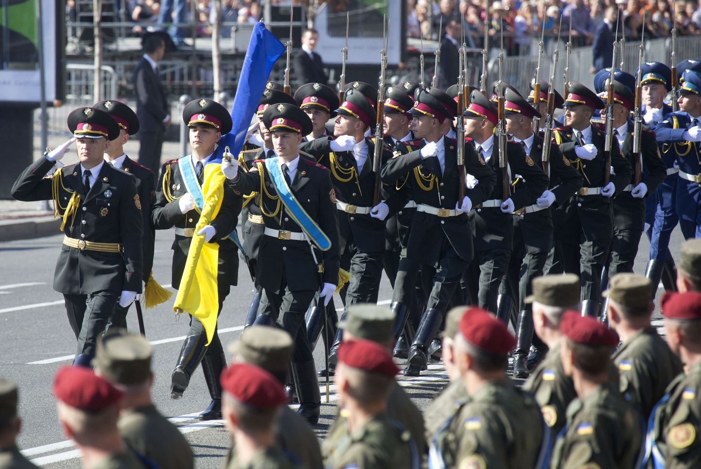 Ukraina armee sõdurid sõjaväeparaadil.