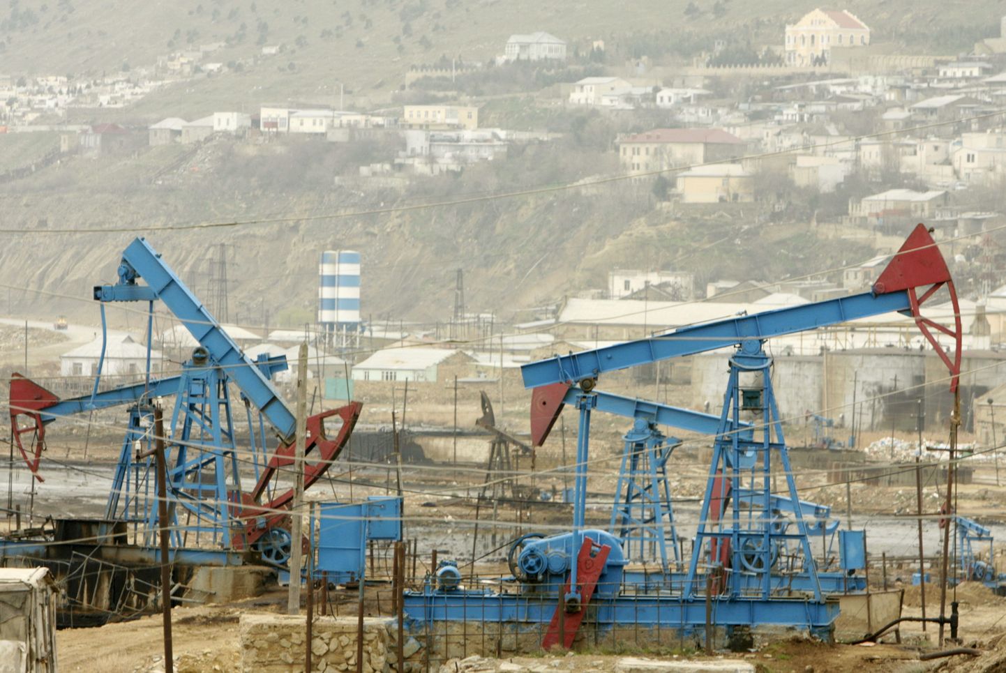 Naftapuurtornid Aserbaidžaanis Bakuu lähedal