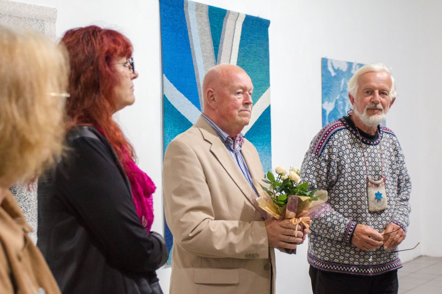 Tekstiilikunstnik Peeter Kuutma (keskel) näituse avamisel.